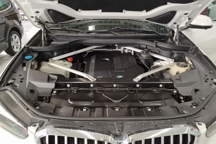 Used BMW X5 2019 xDrive40i M Sport U.S. specification Engine Bay