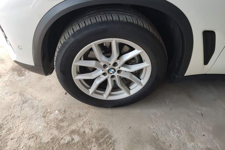 Used BMW X5 2019 xDrive40i XLine 19-inch wheels Middle East version Exterior 1