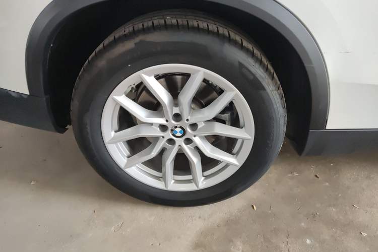 Used BMW X5 2019 xDrive40i XLine 19-inch wheels Middle East version Exterior 2