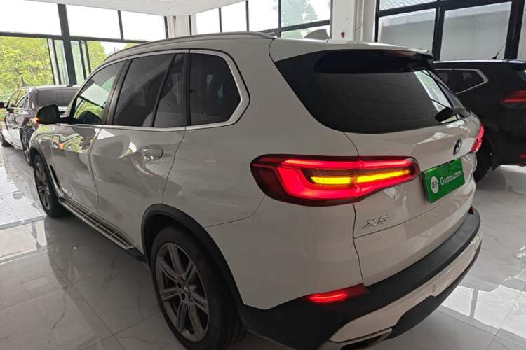 Used BMW X5 2019 xDrive40i Standard 19-inch wheels U.S. specification Exterior 2