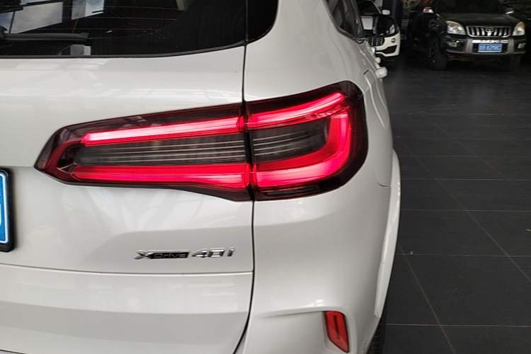 Used BMW X5 2019 xDrive40i M Sport Package Exterior 3