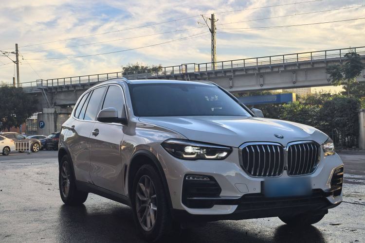 Used BMW X5 2019 xDrive40i XLine 19-inch wheels Middle East version Exterior 4