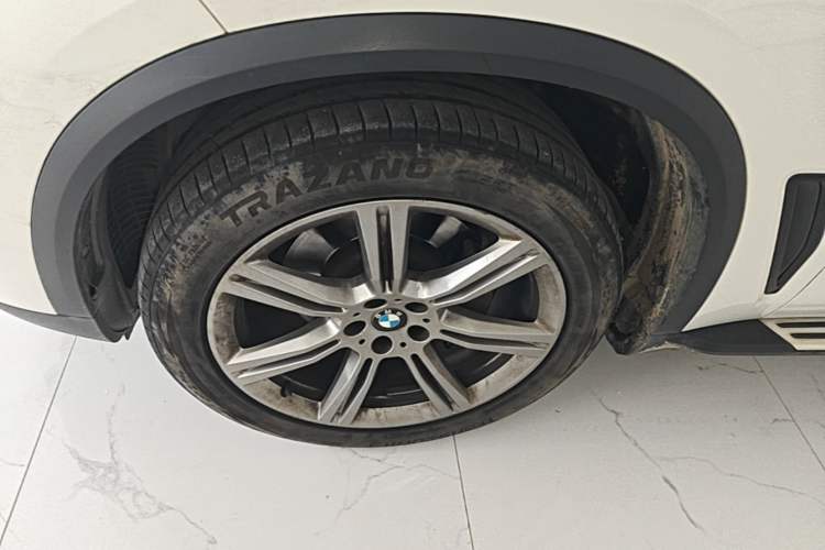 Used BMW X5 2019 xDrive40i Standard 19-inch wheels U.S. specification Exterior 4