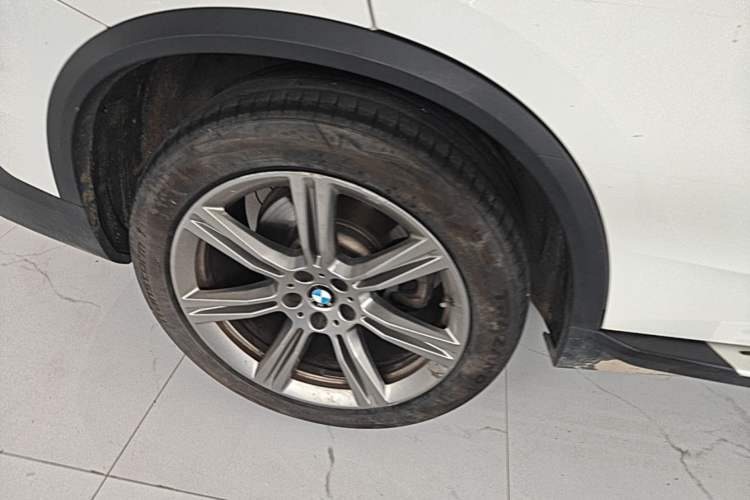 Used BMW X5 2019 xDrive40i Standard 19-inch wheels U.S. specification Exterior 5