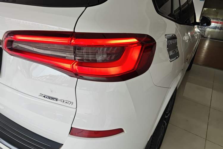 Used BMW X5 2019 xDrive40i M Sport U.S. specification Exterior 6