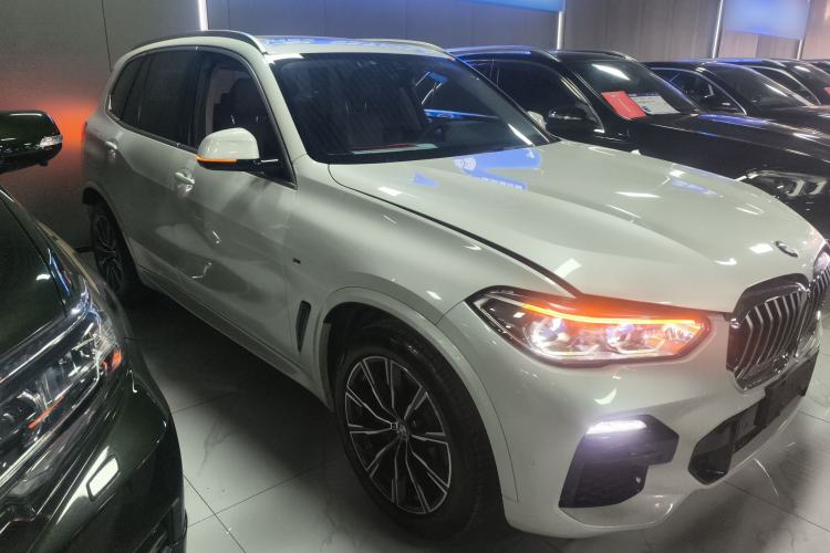 Used BMW X5 2019 xDrive40i M Sport Package Front Right 45 Deg