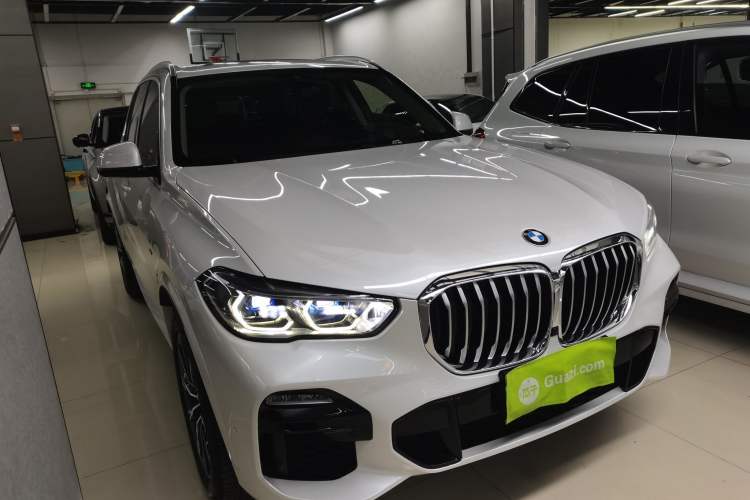 Used BMW X5 2019 xDrive40i M Sport Package Front Right 45 Deg