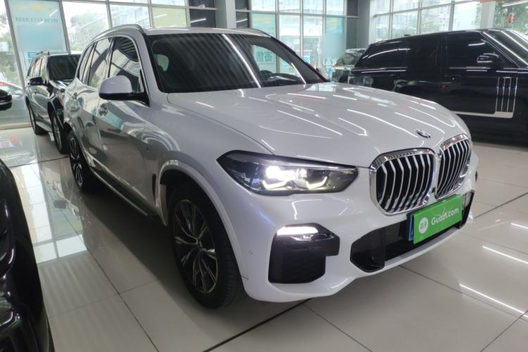 Used BMW X5 2019 xDrive30i M Sport Package Front Right 45 Deg