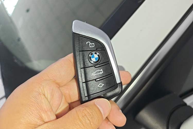 Used BMW X5 2019 xDrive40i Standard 19-inch wheels U.S. specification Interior 1