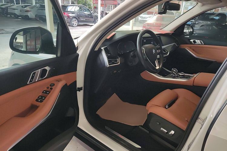 Used BMW X5 2019 xDrive40i XLine 19-inch wheels Middle East version Interior 3