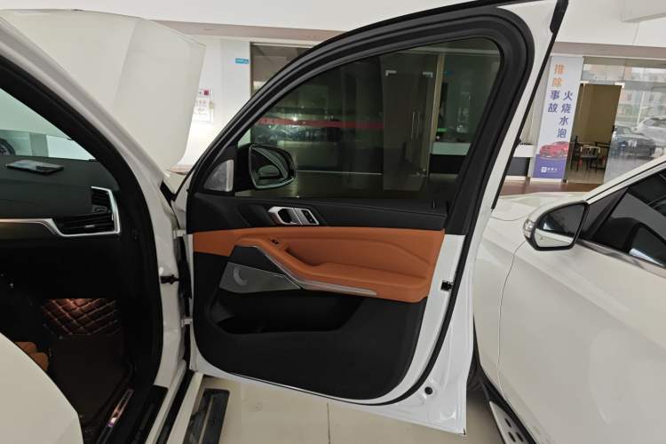 Used BMW X5 2019 xDrive40i M Sport U.S. specification Interior 5