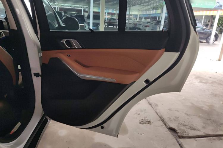 Used BMW X5 2019 xDrive40i XLine 19-inch wheels Middle East version Interior 6