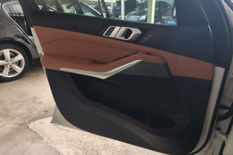 Used BMW X5 2019 xDrive40i XLine 19-inch wheels Middle East version Interior 7