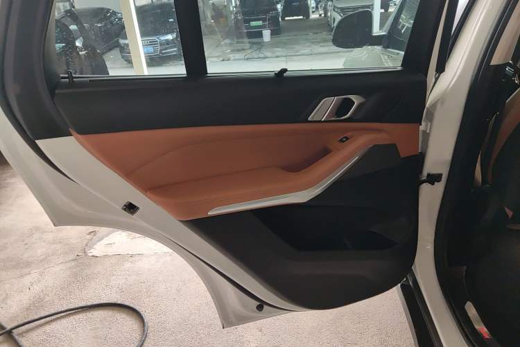 Used BMW X5 2019 xDrive40i XLine 19-inch wheels Middle East version Interior 8