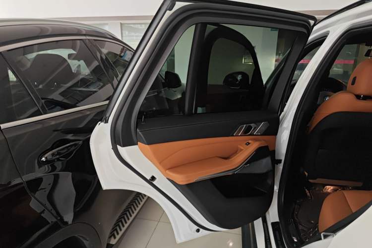 Used BMW X5 2019 xDrive40i M Sport U.S. specification Interior 8