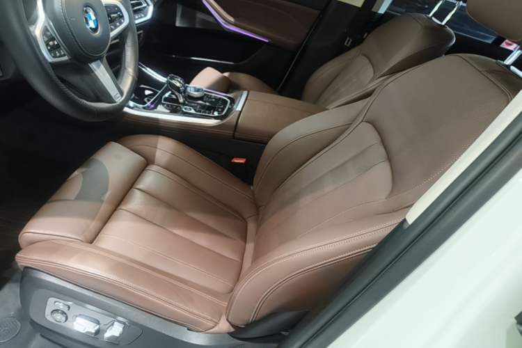 Used BMW X5 2019 xDrive40i Luxury Model with M Sport Package Left Front Seat