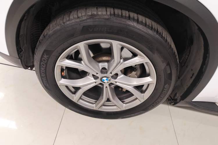 Used BMW X5 2019 xDrive40i Standard 19-inch wheels U.S. specification Left Front Wheel Hub