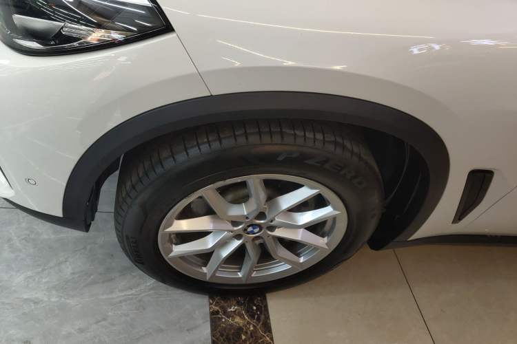 Used BMW X5 2019 xDrive40i Standard 19-inch wheels U.S. specification Left Front Wheel Hub