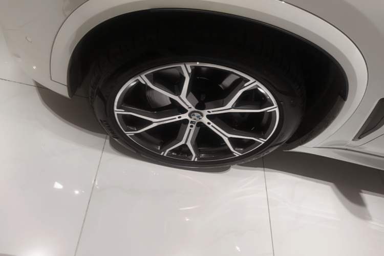 Used BMW X5 2019 xDrive40i Luxury Model with M Sport Package Left Front Wheel Hub