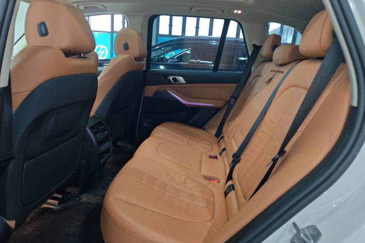 Used BMW X5 2019 xDrive40i Standard 19-inch wheels U.S. specification Left Rear Seat
