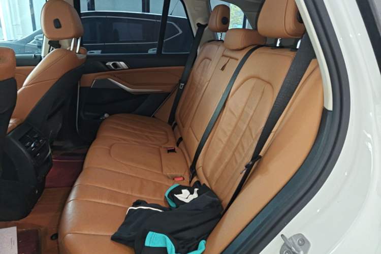 Used BMW X5 2019 xDrive40i Standard 19-inch wheels U.S. specification Left Rear Seat