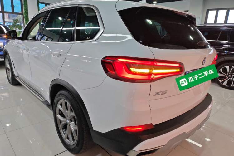 Used BMW X5 2019 xDrive40i Standard 19-inch wheels U.S. specification Rear Left 45 Deg