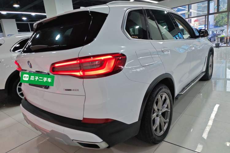 Used BMW X5 2019 xDrive40i Standard 19-inch wheels U.S. specification Rear Right 45 Deg