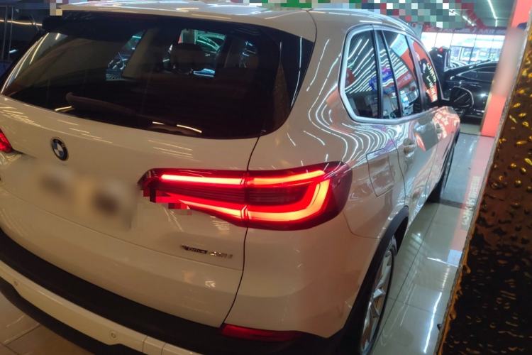 Used BMW X5 2019 xDrive40i Standard 19-inch wheels U.S. specification Rear Right 45 Deg