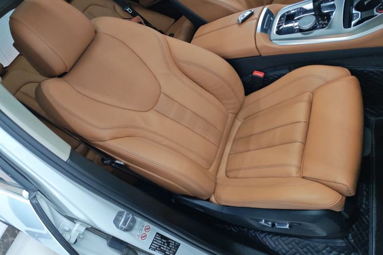 Used BMW X5 2019 xDrive40i Standard 19-inch wheels U.S. specification Right Front Seat