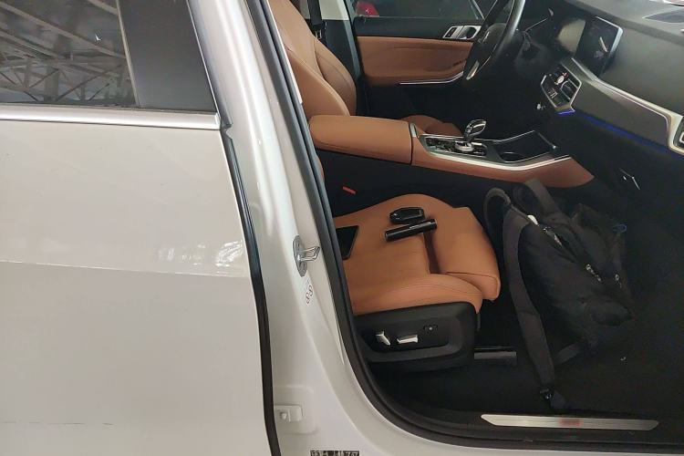 Used BMW X5 2019 xDrive40i XLine 19-inch wheels Middle East version Right Front Seat