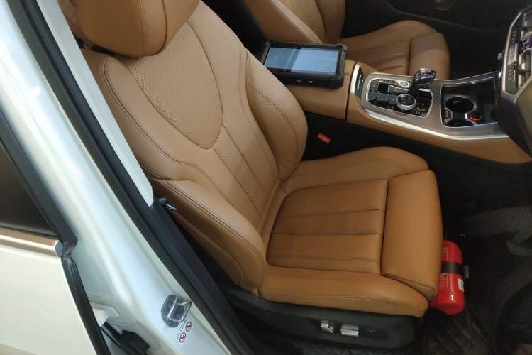 Used BMW X5 2019 xDrive40i Standard 19-inch wheels U.S. specification Right Front Seat