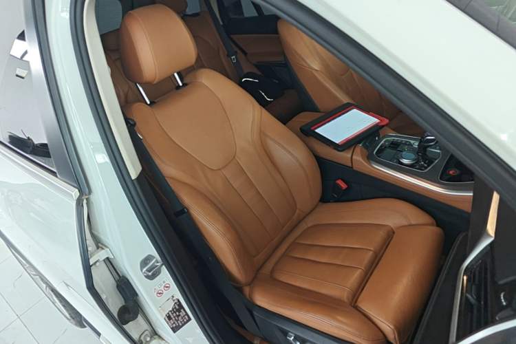 Used BMW X5 2019 xDrive40i Standard 19-inch wheels U.S. specification Right Front Seat