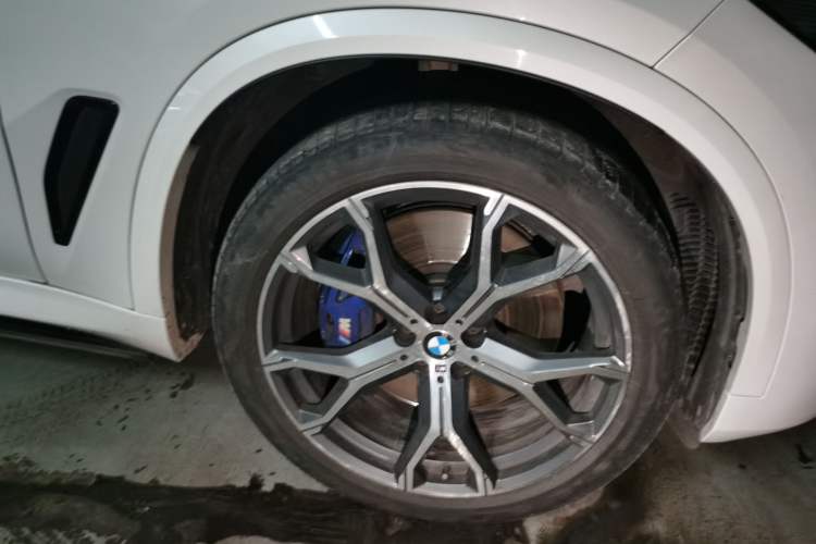 Used BMW X5 2019 xDrive40i Luxury Model with M Sport Package Right Front Wheel Hub