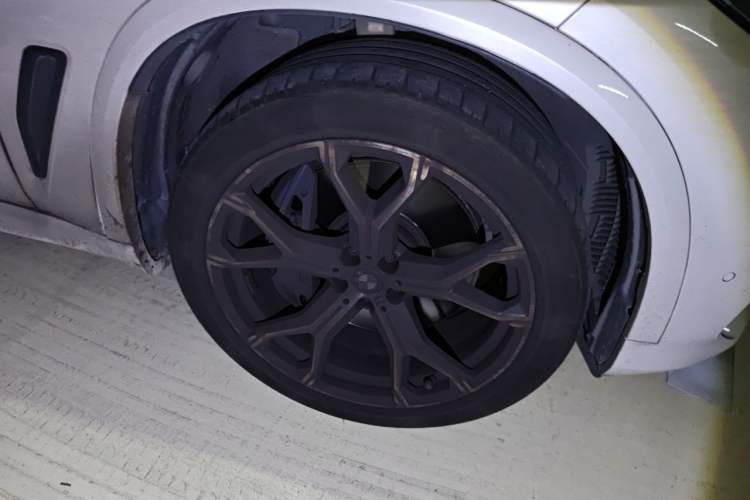 Used BMW X5 2019 xDrive40i Luxury Model with M Sport Package Right Front Wheel Hub