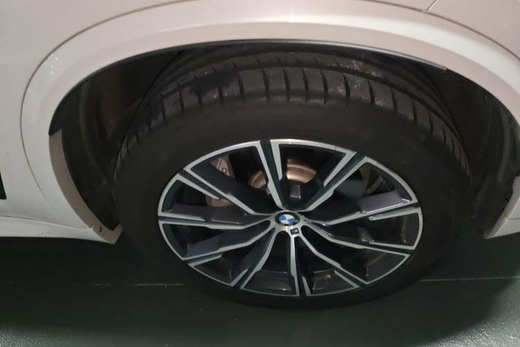 Used BMW X5 2019 xDrive40i M Sport Package Right Front Wheel Hub