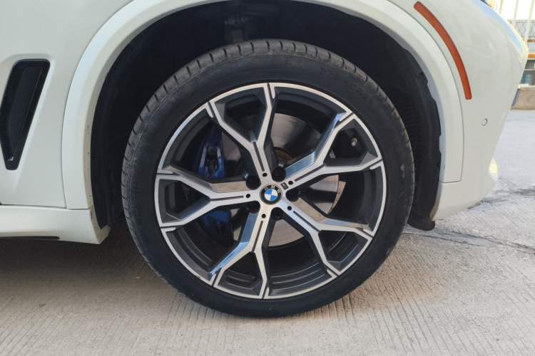 Used BMW X5 2019 xDrive40i Luxury Model with M Sport Package Right Front Wheel Hub