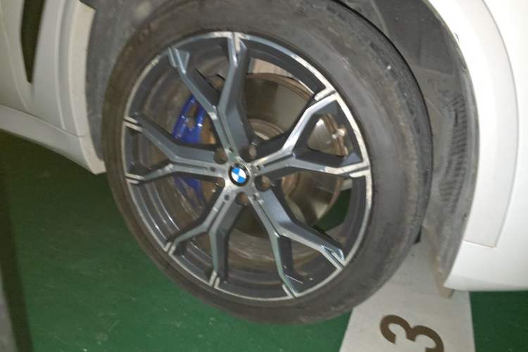 Used BMW X5 2019 xDrive40i Luxury Model with M Sport Package Right Front Wheel Hub