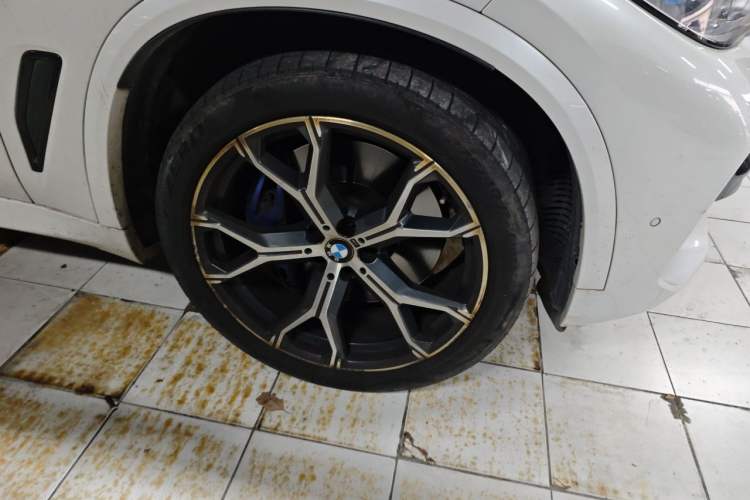 Used BMW X5 2019 xDrive40i Luxury Model with M Sport Package Right Front Wheel Hub