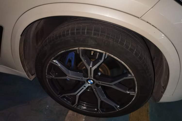 Used BMW X5 2019 xDrive40i Luxury Model with M Sport Package Right Front Wheel Hub