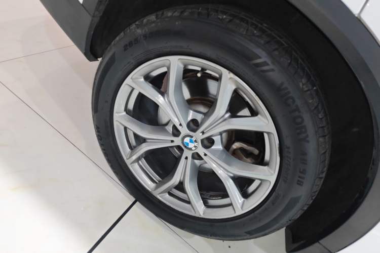 Used BMW X5 2019 xDrive40i Standard 19-inch wheels U.S. specification Right Rear Wheel Hub