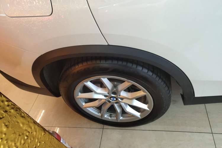 Used BMW X5 2019 xDrive40i Standard 19-inch wheels U.S. specification Right Rear Wheel Hub