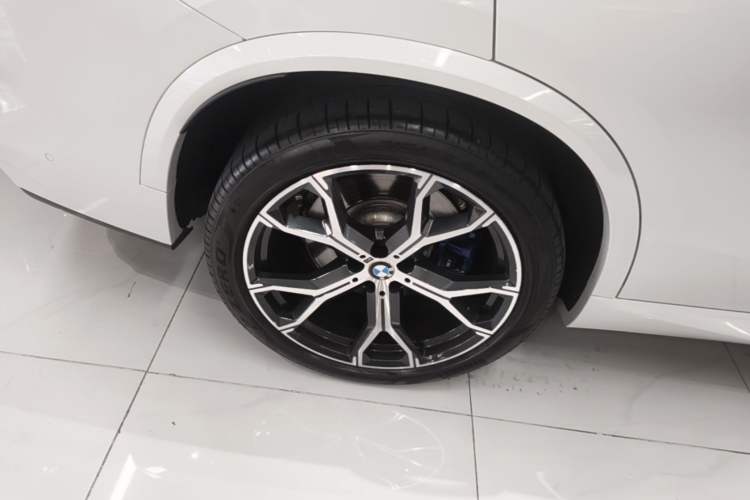 Used BMW X5 2019 xDrive40i Luxury Model with M Sport Package Right Rear Wheel Hub