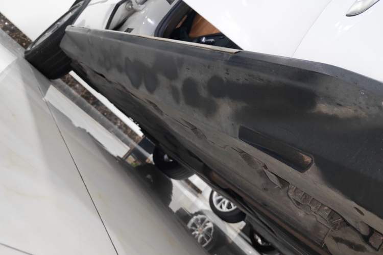 Used BMW X5 2019 xDrive40i Standard 19-inch wheels U.S. specification Right Side Sill