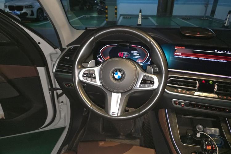 Used BMW X5 2019 xDrive40i Luxury Model with M Sport Package Steering Wheel