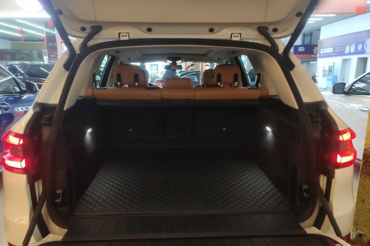 Used BMW X5 2019 xDrive40i Standard 19-inch wheels U.S. specification Trunk