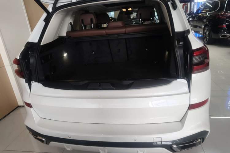 Used BMW X5 2019 xDrive40i Luxury Model with M Sport Package Trunk
