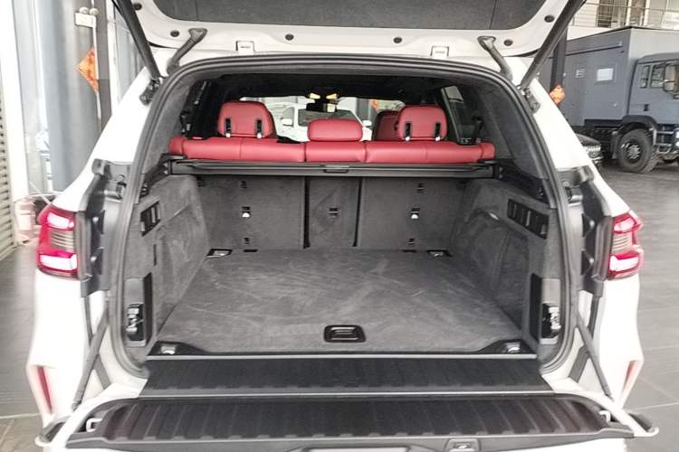 Used BMW X5 2019 xDrive40i M Sport Package Trunk