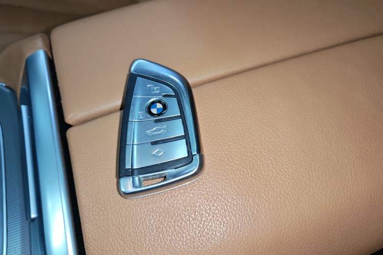 Used BMW X5 2019 xDrive40i Standard 19-inch wheels U.S. specification Vehicle Key
