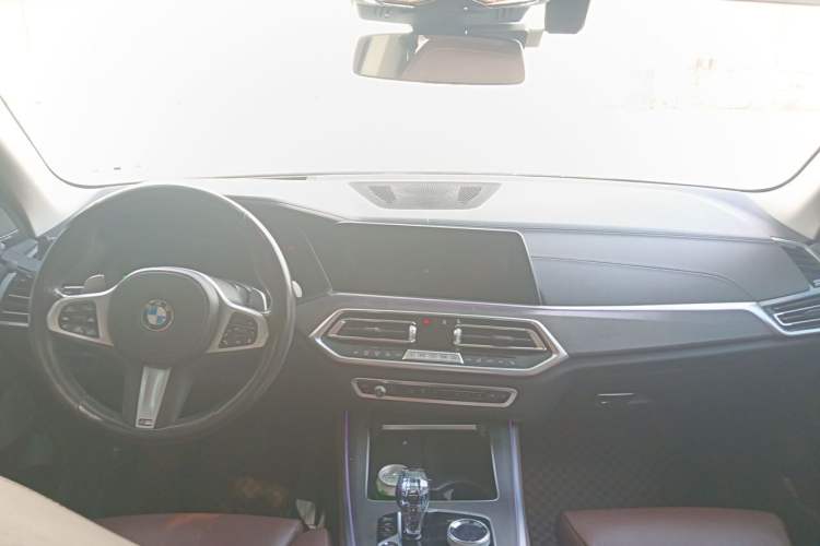 Used BMW X5 2020 xDrive40i Luxury Model with M Sport Package Center Console