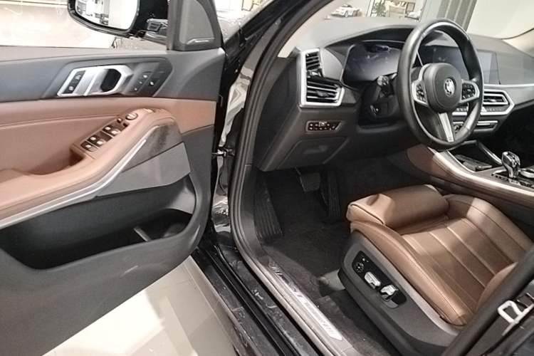 Used BMW X5 2020 xDrive40i Luxury Model with M Sport Package Driver Seat